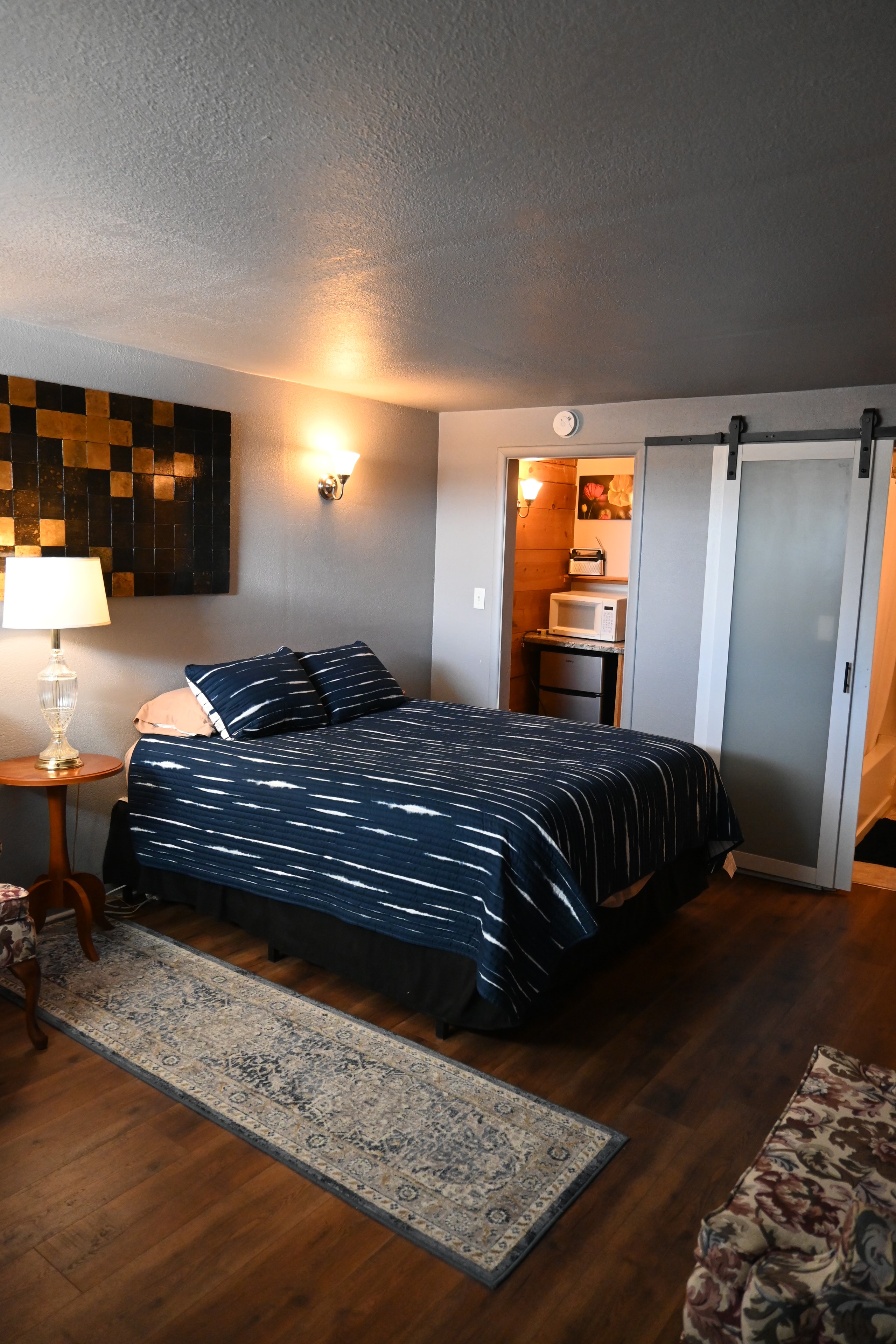 Hugo Inn king suite with barn door and kitchenette