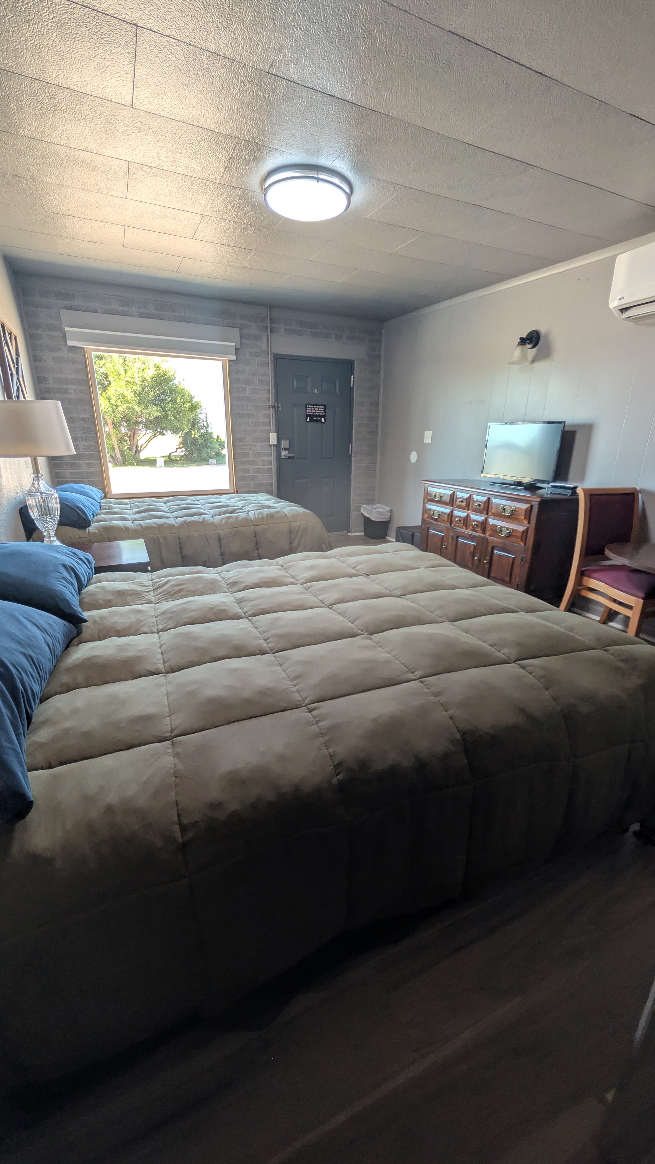 Hugo Inn double queen room with TV and dresser