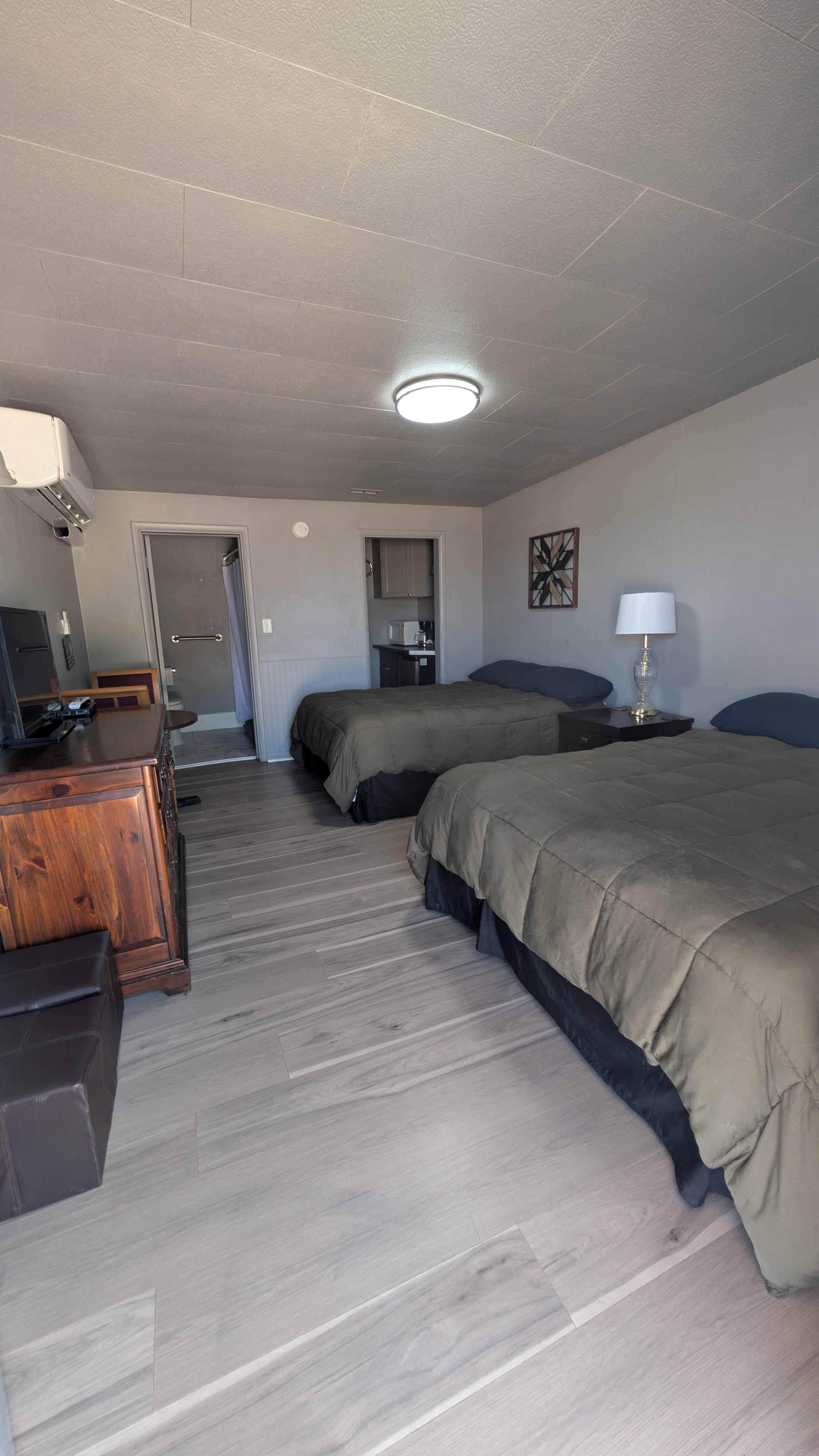 Hugo Inn double queen suite with kitchenette